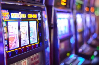 Diamond Empire slot game interface on ariestoto platform showing gem symbols and reel layout